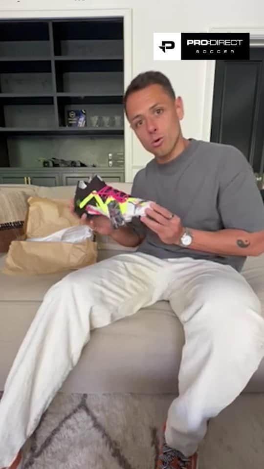 ハビエル・エルナンデス・バルカサールのインスタグラム：「Hooking @ch14_ up with the Pro:Direct Soccer 25th Anniversary PUMA Future Tokyo boot 🔥 Available now in the World's Largest Bootroom 👀 - #ProDirect #PUMAFootball #Gifted」
