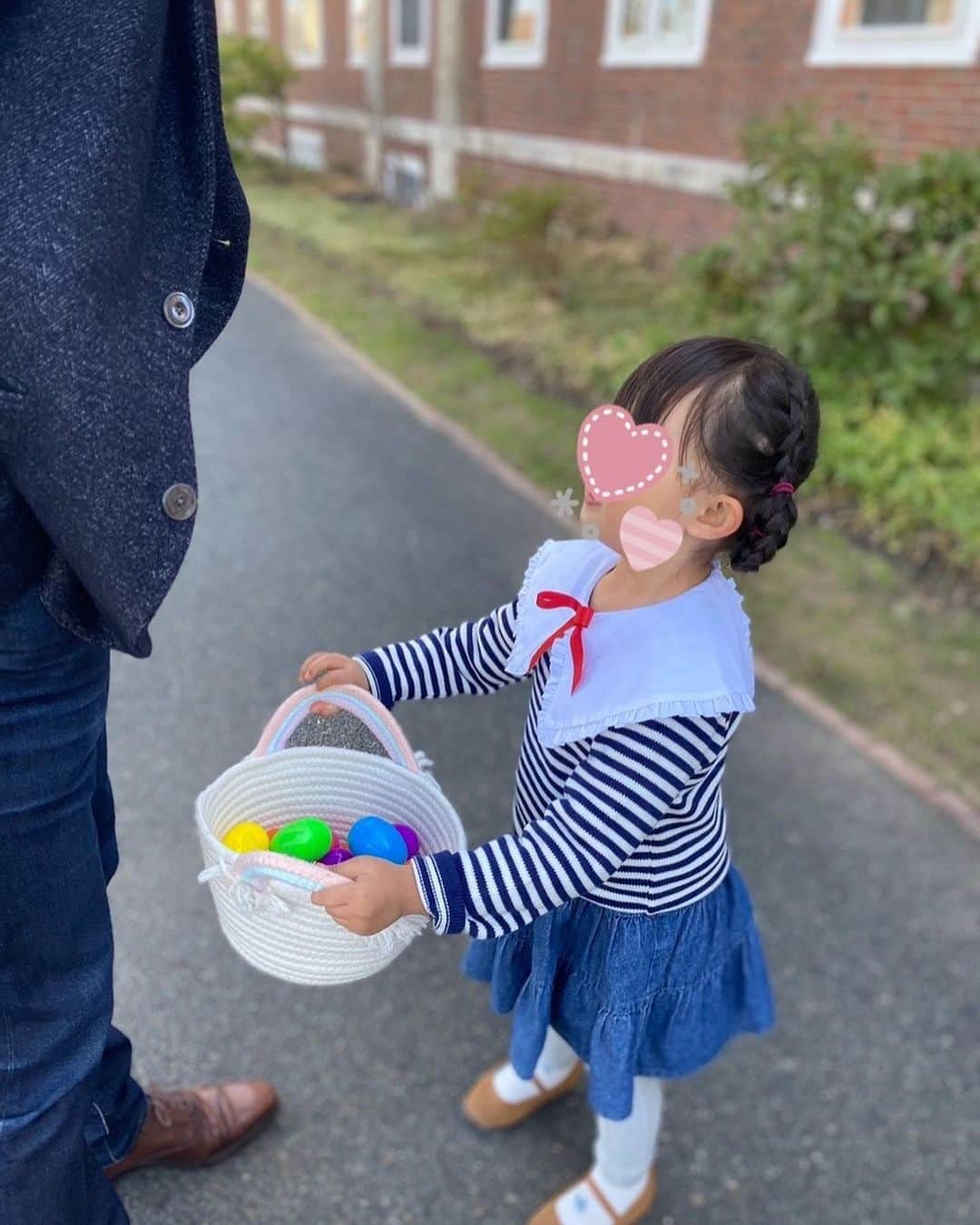 酒向杏奈さんのインスタグラム写真 - (酒向杏奈Instagram)「. . 今年も娘の大好きなEasterのegg huntの季節がやってきた🐰🥚💕 . 走る姿が必死で可愛くて笑ってしまう😆 . 家に帰っても自分で卵を隠して、自分で探すというゲームをエンドレスやっていました😂 . . #easter #easterbunny  #eastereggs #egghunt2023」4月21日 5時47分 - annacotta715