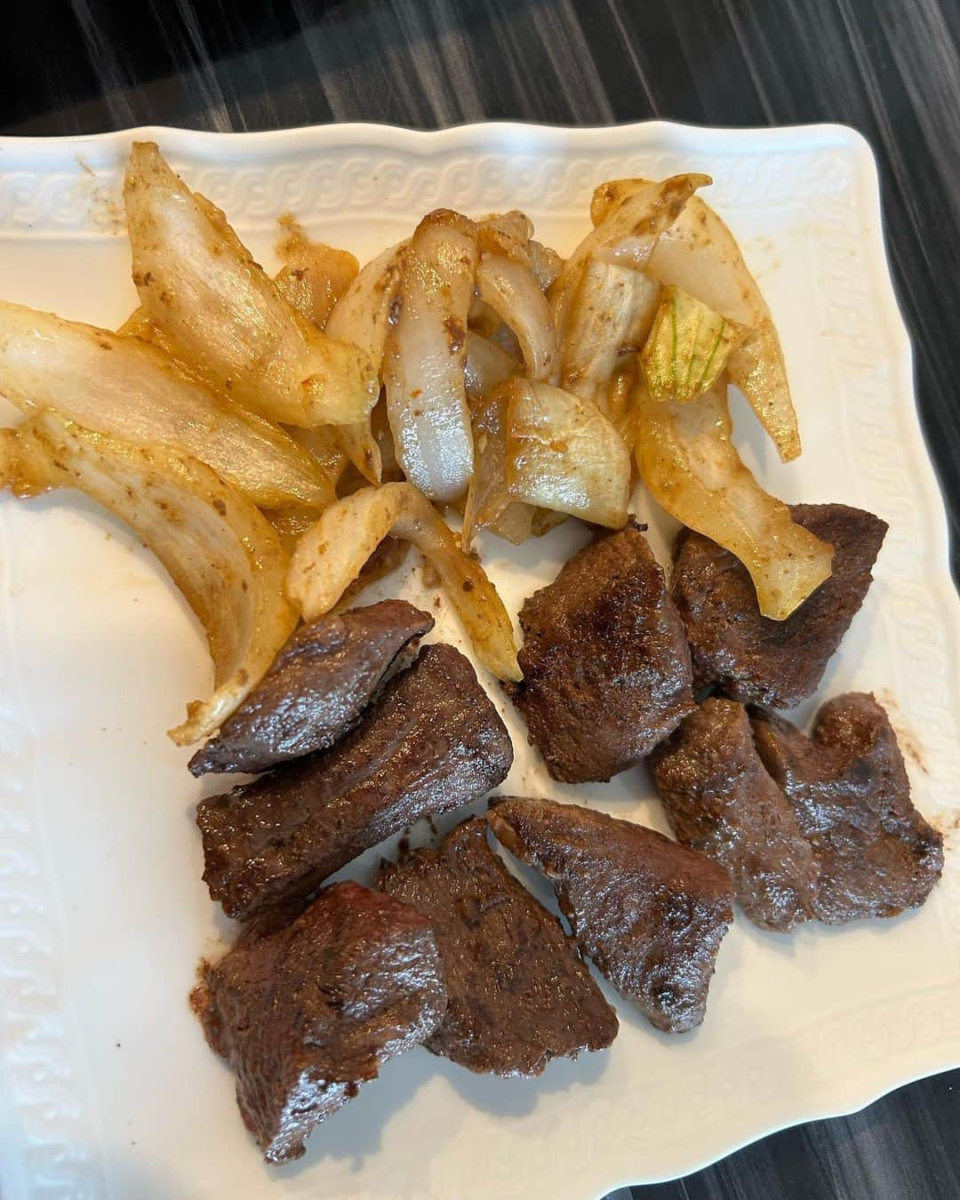 世手子さんのインスタグラム写真 - (世手子Instagram)「steak at home🥩🥩🥩 stamina up💪💪💪 soft and delicious(´∀｀*) @wondersteak.official  #焼くだけ簡単 #牛ハラミ #ステーキ で #おうちごはん 楽しんだよ(￣▽￣) #ワンダーステーキ 美味しい(^_^) #お取り寄せ #グルメ オススメです(*´∀｀*) #ハラミステーキ #ロースステーキ #フィレカットステーキ #赤身カットステーキ  #仔牛ハラミステーキ  #牛すじ土手煮  種類豊富(*^o^*) 柔らか美味しい(*≧∀≦*) 父が作った新玉ねぎと共に(＾ｰ^)  @yakuzen.meguru  #薬膳スープ環 #薬膳 #薬膳スープ  も美味しくて嬉しい(*´ー｀*) 産後食にぴったり（≧∇≦）  #ドタバタ育児  #二児のママ  #2児育児 #赤ちゃんのいる暮らし  #3歳男の子 #3歳差育児  #二児の母 #二児ママ  #ママシンガー  #二児育児 #2児ママ  #monipla #yakuzenmeguru_fan」4月21日 11時13分 - rojide