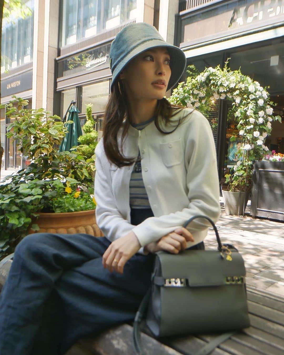 大政絢のインスタグラム：「#今日の絢服  🌞🌞🌞  先日こちらのバケットハットを 一目惚れ 👖🧢#prada  春物何か買いましたか🫢？」