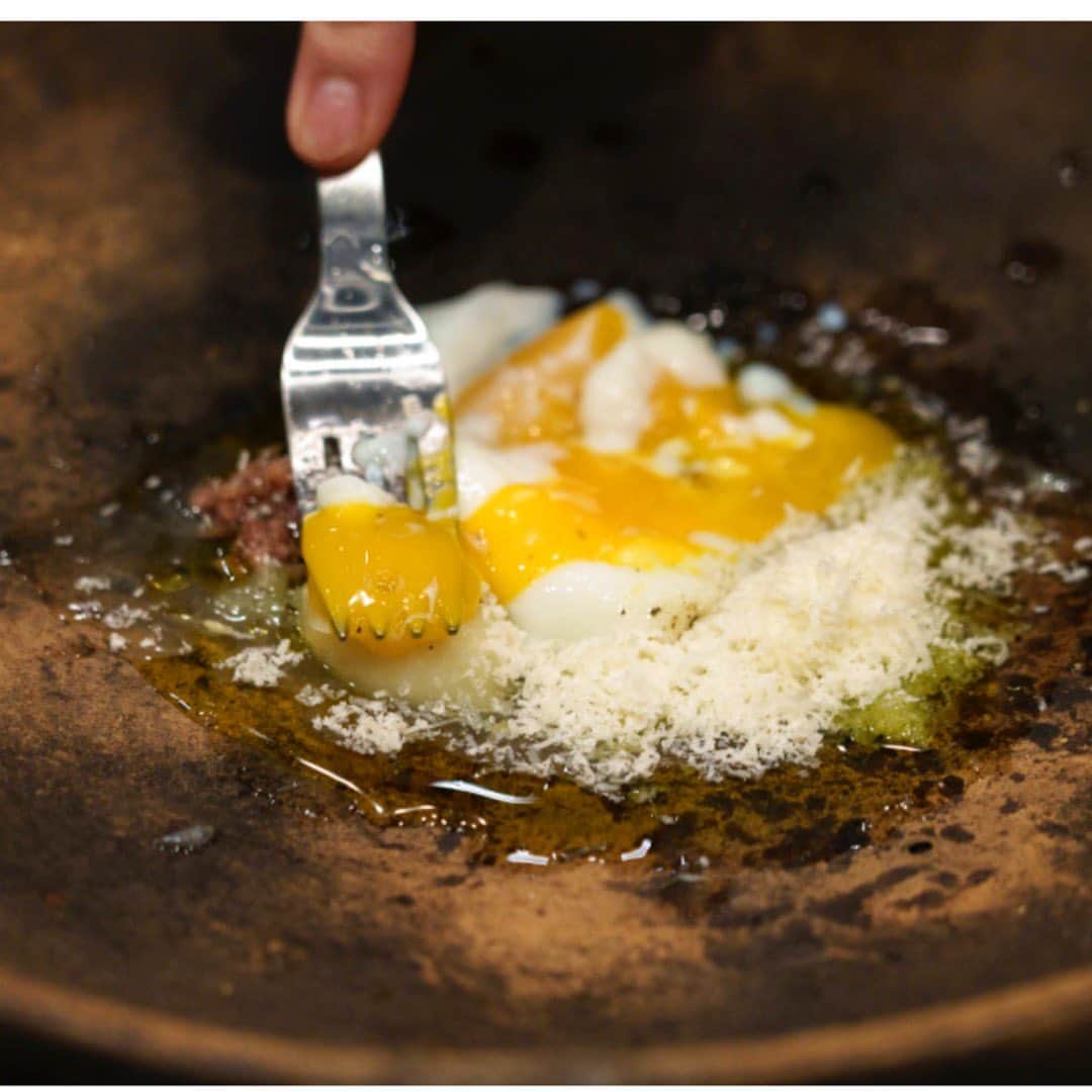 journaleatripのインスタグラム：「green salada  Caesar salad dressing  大きなボール🥣　　１つ 温泉卵🥚　　　　　１つ 茹でこぼした大蒜🧄１つ(ローストでもok) アンチョビ　　　　3枚 パルメザンチー　　🧀好み ワインビネガー　　🥄T1 オリーブオイル 🥄T1〜2 胡椒ガリガリ 塩たならければパラリ ドレッシングをボールの中で作ってあとはワシワシ緑の葉を手✋であえる🥗  緑を食べる。 いい季節。」