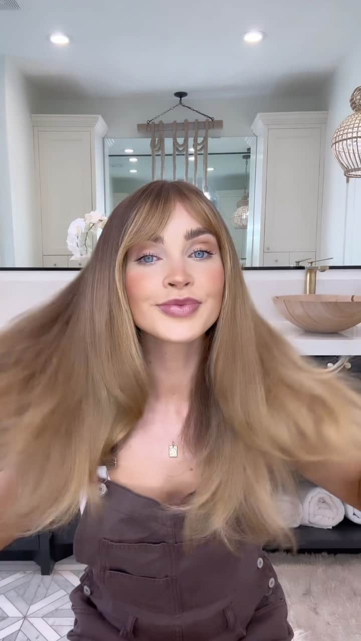 Cara Van Brocklinのインスタグラム：「Guys…I’m apologizing now that you have to listen to my blow dryer, but I can’t get music to add to my videos today on insta 😭! But I wanted to share an updated blowout routine. This is how I get those simple curled ends that are such a classic look. It’s pretty simple and this look helps my hair look fresh for days!」
