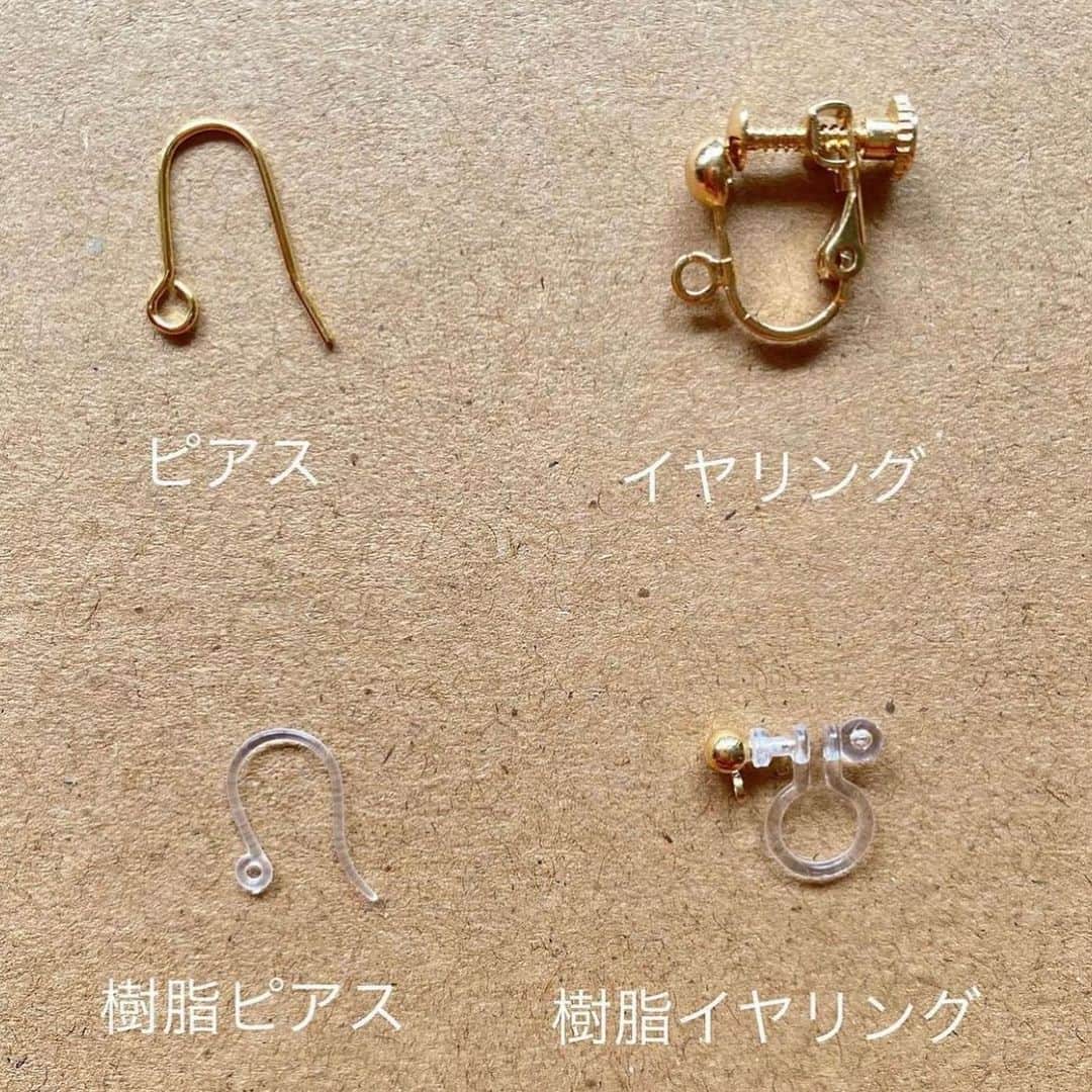 埼玉 戸田市 ハンドメイドアクセサリー ピアス販売 SUNNY?さんのインスタグラム写真 - (埼玉 戸田市 ハンドメイドアクセサリー ピアス販売 SUNNY?Instagram)「《金属アレルギーをお持ちの方へ》  長文になりますが、お客様のお肌に関する 大切なことですのでご一読をお願い致します📄  金属アレルギーは汗で溶けた微量の金属イオンに対し 身体を守ろうとすることによる反応です 症状は以下の通りです ☑︎赤くなる ☑︎かゆくなる ☑︎ただれる 夏だけかゆくなるお客様がいるのは汗の影響かと思います  当店では金属アレルギーをお持ちのお客様へ ・樹脂ピアス ・樹脂イヤリング（ノンホールピアス） のご用意をしています こちらはご購入の際無料金具変更しておりますので お気軽にお伝え下さい 後日の金具変更も1ペア¥100で承っております （他店の作品も金具変更可能です）  樹脂は金属を含まないため金属アレルギーをお持ちのお客様 には適したお肌に優しい素材です 使用の際には金属より柔らかい素材のため 優しくお取り扱いをお願い致します ピアスに雑菌がつくことにより耳がかぶれることがございます ☑︎外した際綺麗な布でフックの拭き取りをお願いします おしゃれを楽しむために清潔なアクセサリーを 身につけましょう 金属アレルギーには個人差があります  通常のピアスもさびにくいステンレスです イヤリングは調節のできるネジバネです ぜひご注文の際には金具の選択をお願いします♡ チタンのみ有料金具変更+¥500となります 金具を透明にしたくない方にはおすすめです  メタルコートのおすすめもしています 金属アレルギー防止剤こちらはDM・LINEから お問い合わせ下さい☺︎  金属アレルギーに悩まずに好きなデザインのアクセサリーで お洒落を楽しめますように..♡  ピアス・イヤリングのお洒落を諦めずに済む方法を お客様に寄り添い見つけていきたいと思っています🤍」4月21日 5時58分 - sunny.handmade
