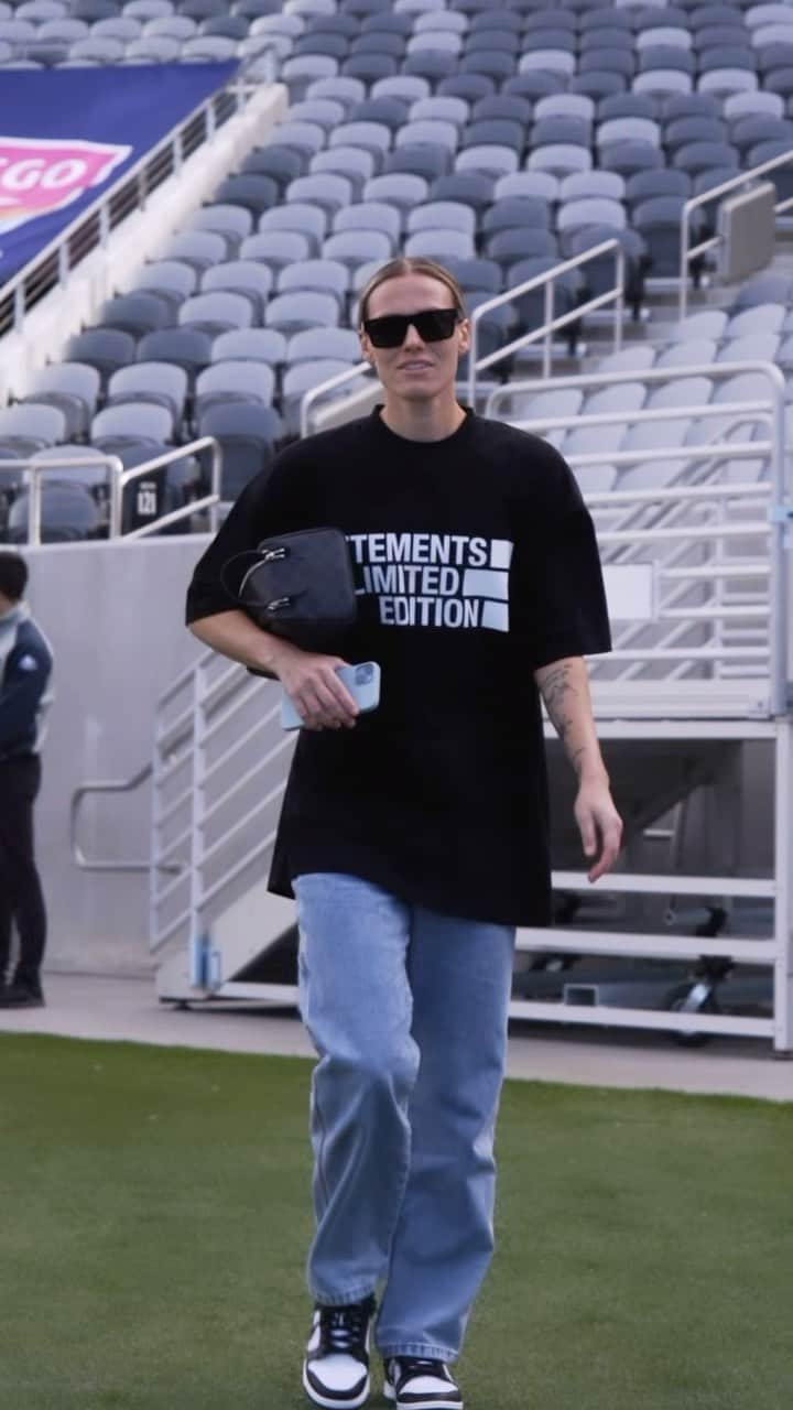 エミリー・バン エグモンドのインスタグラム：「Back at the snap 🌊⚽️」