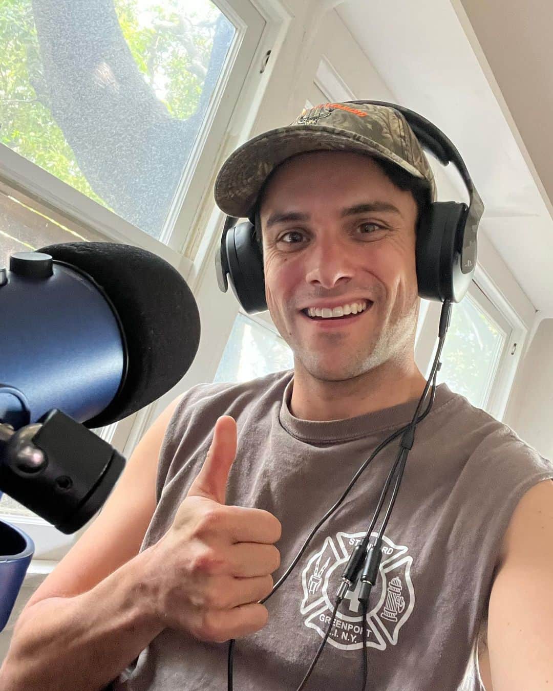 ジャック・ファライーのインスタグラム：「About to get absolutely rolled by som pro video game players for a good cause. Donate link in bio!!」