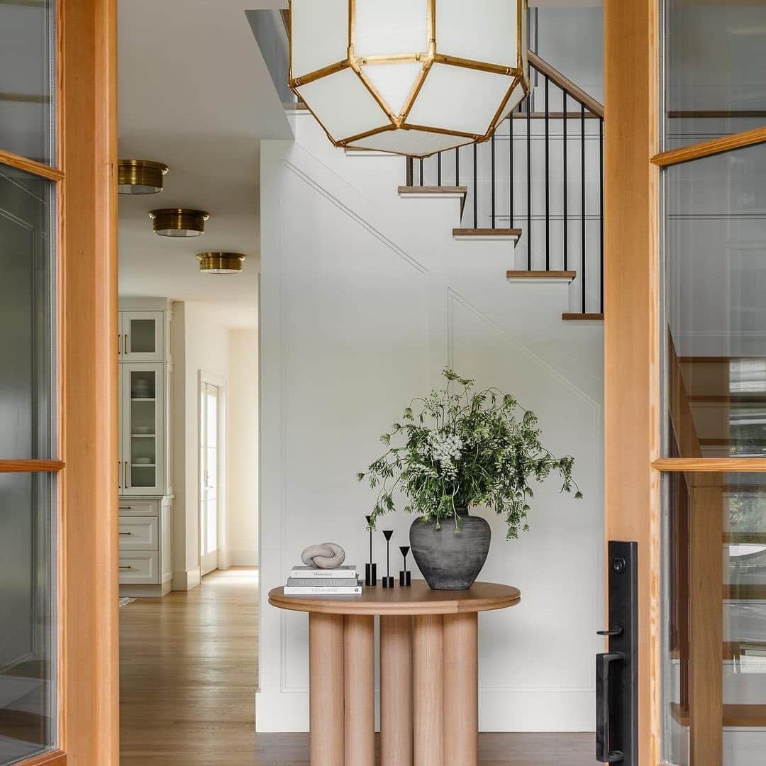 MT DOMAINEのインスタグラム：「Such a stunning entryway.   (Via @mif_design) #MyDomaine」