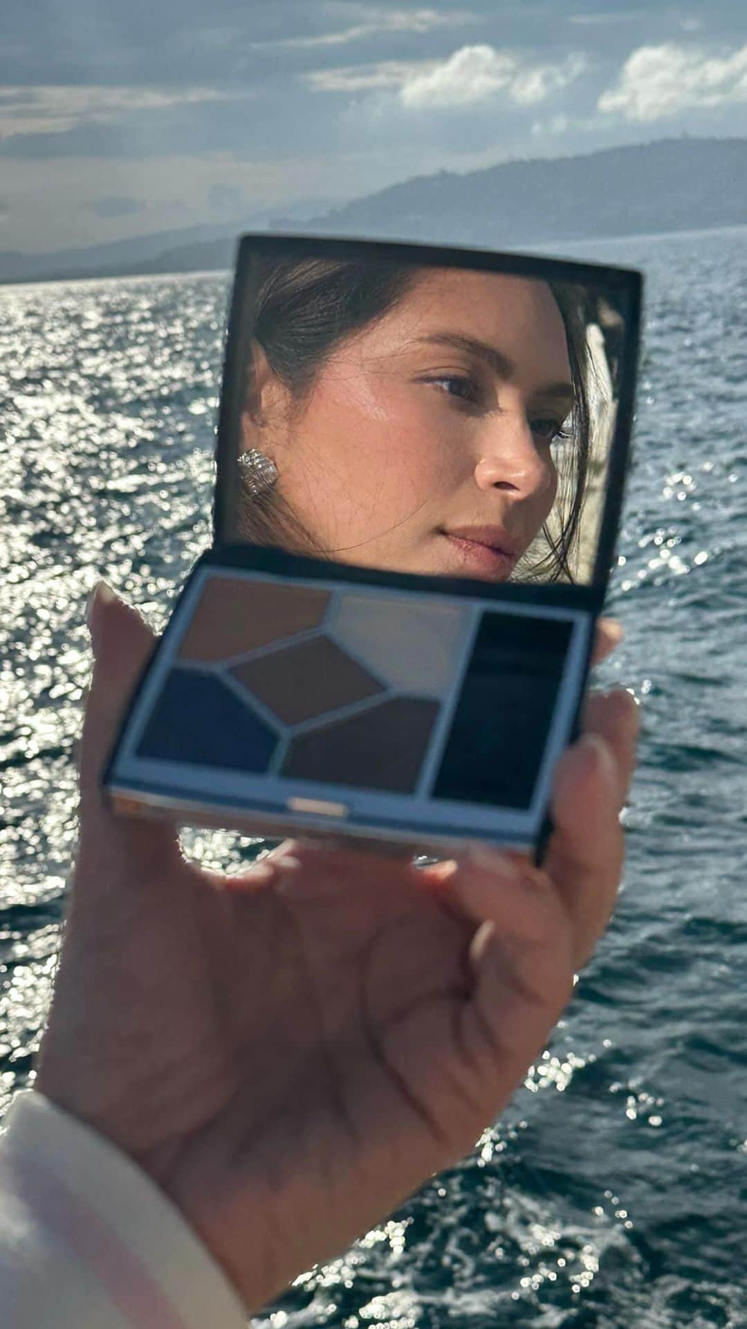 Marianna Hewittのインスタグラム：「GRWM for a @diorbeauty dinner — I wanted something pinky and glowy because it felt like vacation 💕  #DiorSkincare @diorbeautylovers @dior」