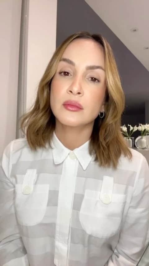 Claudia Leitteのインスタグラム：「Não dá pra relaxar sabendo que existe pobreza, né?   Se você também não se conforma, eu te convoco a fazer parte do voluntariado da TETO Brasil. Como? Inscreva-se para a COLETA 2023, a maior campanha de mobilização voluntária da ONG no país!  Apoiando a TETO você vai para a rua denunciar a pobreza e apoia a construção de moradias, banheiros e centros comunitários junto com pessoas que hoje vivem nas favelas mais precárias do país.  Entre em: teto.org.br ❤️」