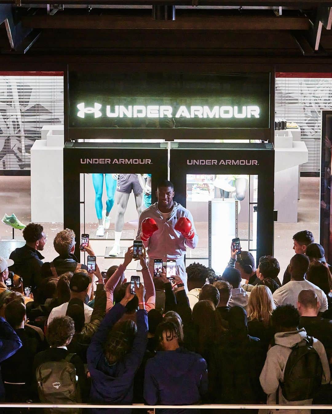 アンソニー・ジョシュアさんのインスタグラム写真 - (アンソニー・ジョシュアInstagram)「@uanext.london programme is here 🙌🏾 Come check out how @underarmour are developing and supporting London’s young athletes #BeTheNext」4月21日 6時42分 - anthonyjoshua