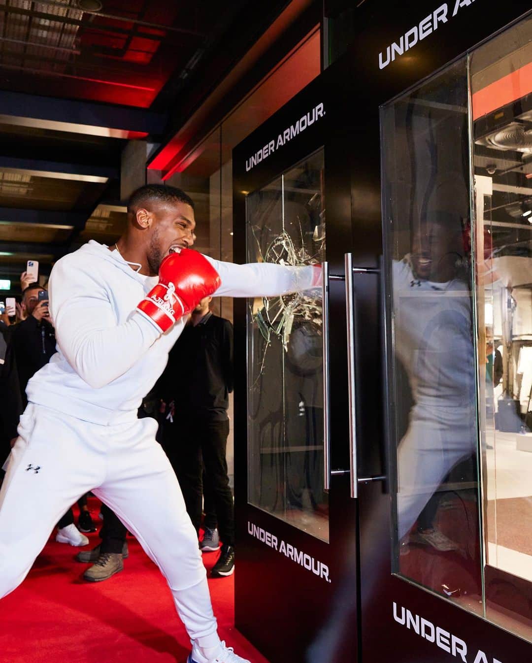 アンソニー・ジョシュアのインスタグラム：「@uanext.london programme is here 🙌🏾 Come check out how @underarmour are developing and supporting London’s young athletes #BeTheNext」