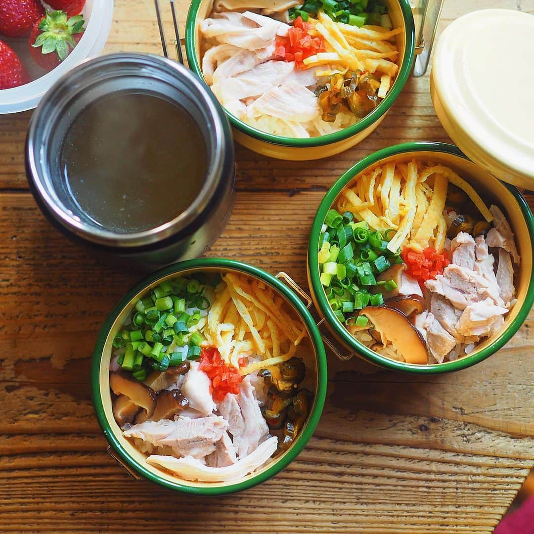 シンプルご飯が好き。さんのインスタグラム写真 - (シンプルご飯が好き。Instagram)「女子高生弁当 鶏飯 鶏モモ肉(ネギ生姜酒塩と沸騰5分放置) 椎茸煮(麺つゆちょい薄めてレンチン2分) 錦糸卵(少し甘めで片面焼いたら蓋して放置) 紅生姜(めちゃ刻む) 薬味ネギ(めちゃ刻む) 刻み海苔(ジップロック) きゅうりの漬物 いちご ２枚目は前日支度 ━━━☞━━━☞━━━☞━━━☞𓃟𓃟＊  海苔を入れ忘れたことに気付き、バス停まで猛ダッシュ！なんて健康的な朝からおはようございます。  ３人分ではありません。 3段茶漬け弁当のご飯は1段70グラムほどです。3回楽しむお茶漬けですのよ。同じのを🫣  友達に引かれない？ なんて心配したけど丸の内のご所望ですので…  まぁいっか！  今日も暑くなるみたい 保冷剤が必要になってきましたね。𓀤」4月21日 6時38分 - heavydrinker