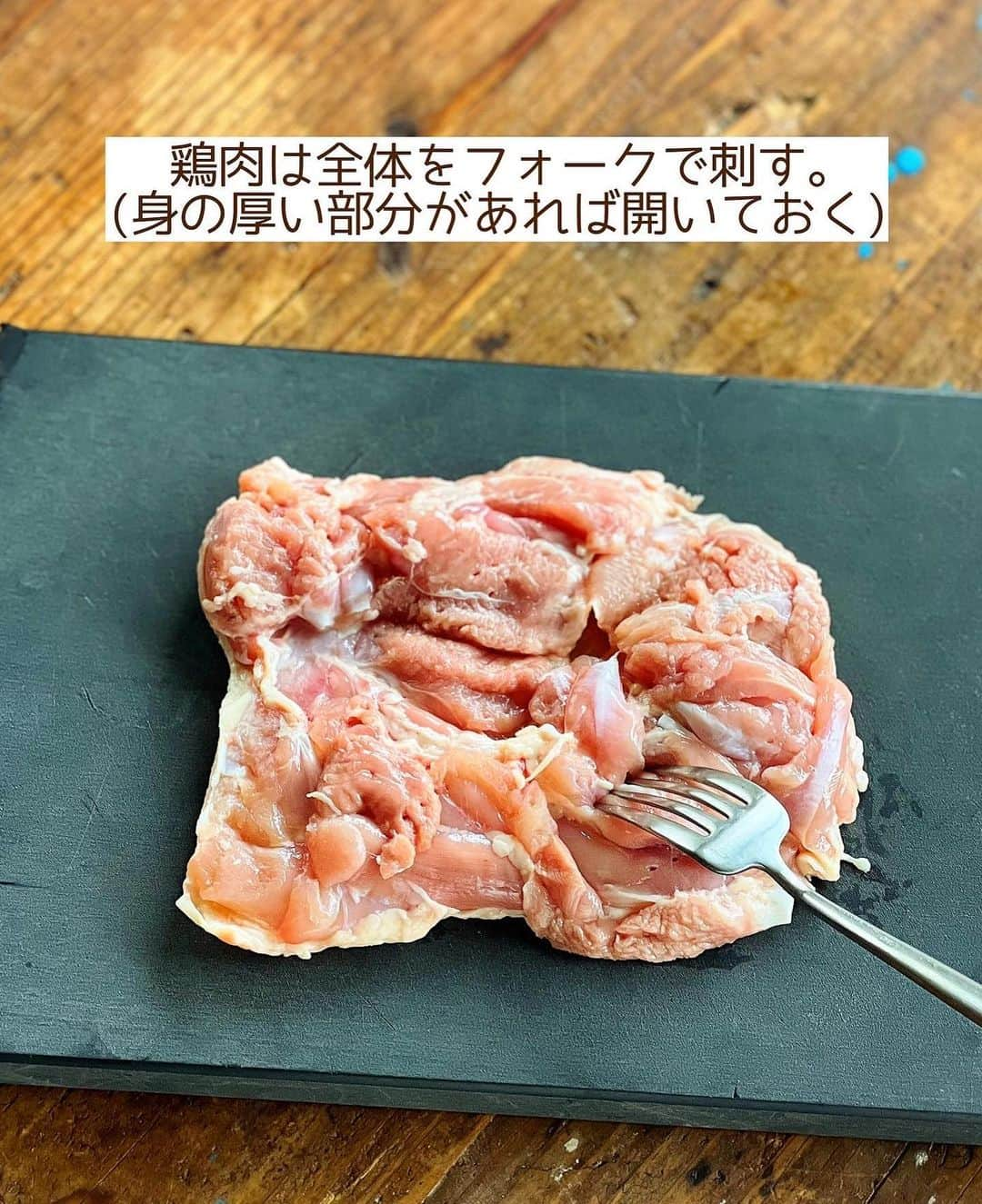 Mizuki【料理ブロガー・簡単レシピ】さんのインスタグラム写真 - (Mizuki【料理ブロガー・簡単レシピ】Instagram)「・レンジで一発🩷 ⁡ ［#レシピ ］ ーーーーーーーーーーーーーーーーーーーーー レンジで6分！焼肉のたれde鶏チャーシュー ーーーーーーーーーーーーーーーーーーーーー ⁡ ⁡ ⁡ おはようございます☺️ ⁡ 昨日リールでご紹介したレシピの 静止画バージョンです✨ ⁡ ⁡ ▼ ▼ ▼ ▼ ▼ ▼ ⁡ ⁡ レンジで一発❣️ \ 焼肉のたれde鶏チャーシュー / ⁡ 鶏肉に調味料を揉み込み レンチンするだけの超簡単レシピ💕 しかも焼肉のたれを使うから 味付け簡単失敗なし👌 普段のおかずにはもちろん お弁当にも役立ちますよ〜✨ ⁡ とっても簡単にできるので よかったらお試しくださいね😋 ⁡ ⁡ 【簡単・時短・節約レシピ更新中🔻】 @mizuki_31cafe ⁡ ⁡ ⁡ ＿＿＿＿＿＿＿＿＿＿＿＿＿＿＿＿＿＿＿ 【2人分】 鶏もも肉...大1枚(300g) ●焼肉のたれ・醤油...各大1 ●砂糖...小1 ●にんにくチューブ...1cm ⁡ 1.鶏肉は全体をフォークで刺す(身の厚い部分があれば開いておく)。 2.耐熱容器に●と鶏肉を入れて揉み込み、(鶏肉の皮を下にして)ふんわりラップをかけ、600Wのレンジで6分加熱する。 3.そのまま粗熱を取り、食べやすい大きさに切る。 ￣￣￣￣￣￣￣￣￣￣￣￣￣￣￣￣￣￣￣ ⁡ ⁡ 《ポイント》 ♦︎鶏肉は身の厚い部分があれば開いておいてください♩ ♦︎焼肉のたれはお好みのものでOK！私は中辛を使用しています♩ ♦︎レンチン後はそのまま5分以上置き、粗熱をとってから切ってください♩ ♦︎レタスで巻いて食べてもおいしいです♩ ⁡ ⁡ ⁡ ⁡ ⁡ 𖤣𖥧𖥣𖡡𖥧𖤣✨ 愛用している調理器具や器などは #楽天ROOMに載せてます ‎𐩢𐩺 (ハイライトから飛べます🛍) ⁡ ⁡ ⁡ ⁡ ⁡ 🔶全国の書店・ネット書店で発売中🔶 ⁡ ✼••┈┈┈┈┈••✼••┈┈┈┈┈••✼ 今日のごはんこれに決まり！ ‎𓊆#Mizukiのレシピノート 500品𓊇 ✼••┈┈┈┈┈••✼••┈┈┈┈┈••✼ ⁡ ˗ˏˋ おかげさまで23万部突破 ˎˊ˗ 料理レシピ本大賞準大賞を受賞しました🙇‍♀️ ⁡ 6000点の中からレシピを厳選し まさかの【500レシピ掲載】❣️ 肉や魚のメインおかずはもちろん 副菜、丼、麺、スープ、お菓子 ハレの日のレシピ、鍋のレシピまで 全てこの一冊で完結𓌉◯𓇋✨ ⁡ ⁡ ⁡ ✼••┈┈┈••✼••┈┈┈••✼ Mizukiのカンタン手作り   𓊆 #3時のおやつ 𓊇 ✼••┈┈┈••✼••┈┈┈••✼ ⁡ 『3分クッキング』で連載中の 「Mizukiのカンタン手作り」 ‎4年分のおやつが1冊になりました！ ❝オーブンなしで❞ 身近な材料と道具でできる 簡単、手軽なおやつを80品🍪 ⁡ ⁡ ⁡ ⁡ ⁡ ⁡ #焼肉のたれ鶏チャーシューm #鶏チャーシュー #鶏肉レシピ #焼肉のたれ #レンジ #レンチン #レンチンレシピ #レンジレシピ  #お弁当 #お弁当おかず #節約料理 #簡単料理  #時短料理 #料理 #mizukiレシピ  #アルモンデ #時短レシピ #節約レシピ #簡単レシピ」4月21日 6時39分 - mizuki_31cafe