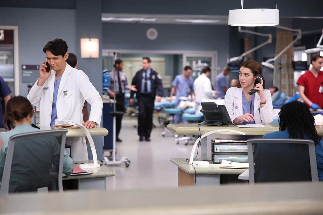 のインスタグラム：「Call up everyone you know and tell them an all-new #GreysAnatomy is starting now on ABC!」