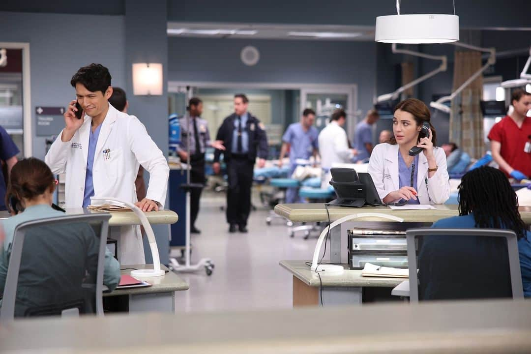 Grey's Anatomyのインスタグラム：「Call up everyone you know and tell them an all-new #GreysAnatomy is starting now on ABC!」