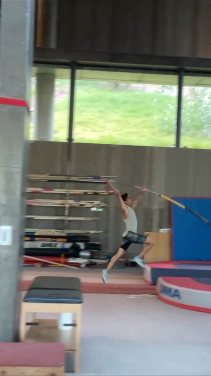 山本聖途のインスタグラム：「Last session before seito fly back Japan. He is ready for competitions. #polevault #trackandfield」