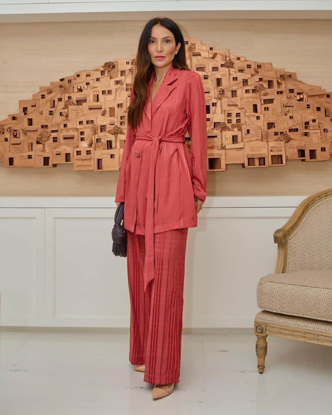 Lalá Noletoのインスタグラム：「Aquele easy chic que eu AMO! A @dimyoficial traduz tendências em looks atuais e sofisticados, sempre priorizando o conforto, o toque e o caimento do tecido. Esse look em alfaiataria que já é meu novo queridinho é o combo perfeito entre praticidade, leveza e sofisticação. Tem como não amar?」