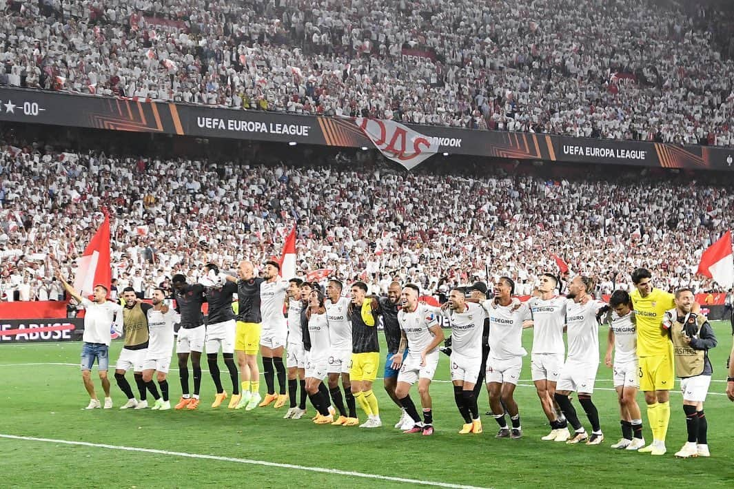 エリク・ラメラのインスタグラム：「Increíble el ambiente de hoy, una noche mágica… Gracias a nuestra gente que no fue nuestro mejor año pero siempre están en cada partido . Vamos mi equipo nos lo merecíamos ! A seguir ❤️❤️❤️🫶🫶🫶  Dicen que nunca se rinde…! @sevillafc」