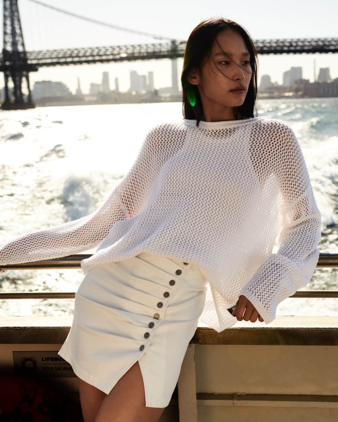 DKNYのインスタグラム：「An all-white look fit for ferry season.  #IFEELDKNY」