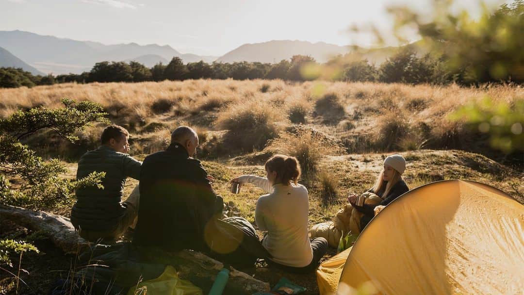 のインスタグラム：「Need weekend brunch inspo?   Check this out: epic view, epic brunch. Bealey Spur Track, West Coast of the South Island, NZ. We reckon brunch with a view can't be topped.」