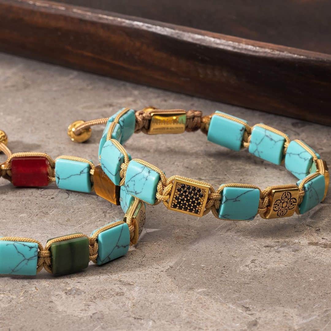 ナイアラヤのインスタグラム：「Our flatbead collection is perfect for everyone that is looking for a classic, yet unique look. Made with natural stones and strung by hand in our studio, these bracelets are one-of-a-kind.」