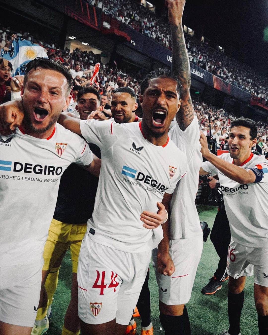 イヴァン・ラキティッチのインスタグラム：「¡Qué orgulloooooo! ¡No dejemos de soñar mi Sevilla! ¡Esta es nuestra competición! 😍❤️🤍   #vamosmisevilla #sevillafc  #wearesevilla #europaleague  #rakitic」