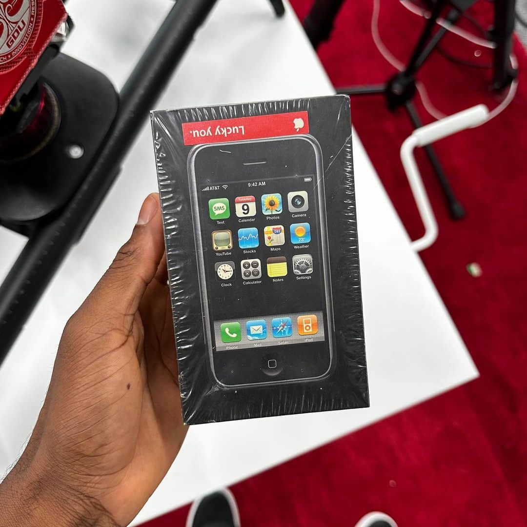 マーケス・ブラウンリーのインスタグラム：「Soooo I spent $40,000 to unbox this factory sealed original iPhone. Go watch it on YouTube please 😭」