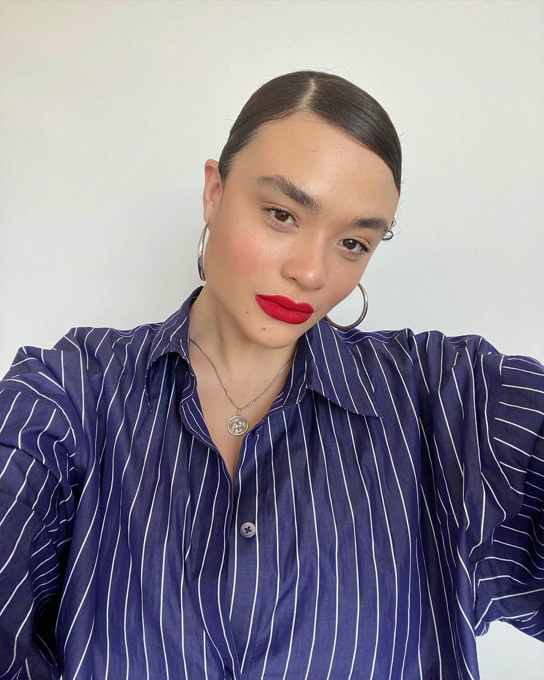 ダイアナ・ヴェラスのインスタグラム：「styling my favorite button up with @aritzia 👔🤍 #aritziapartner 🤍👔」