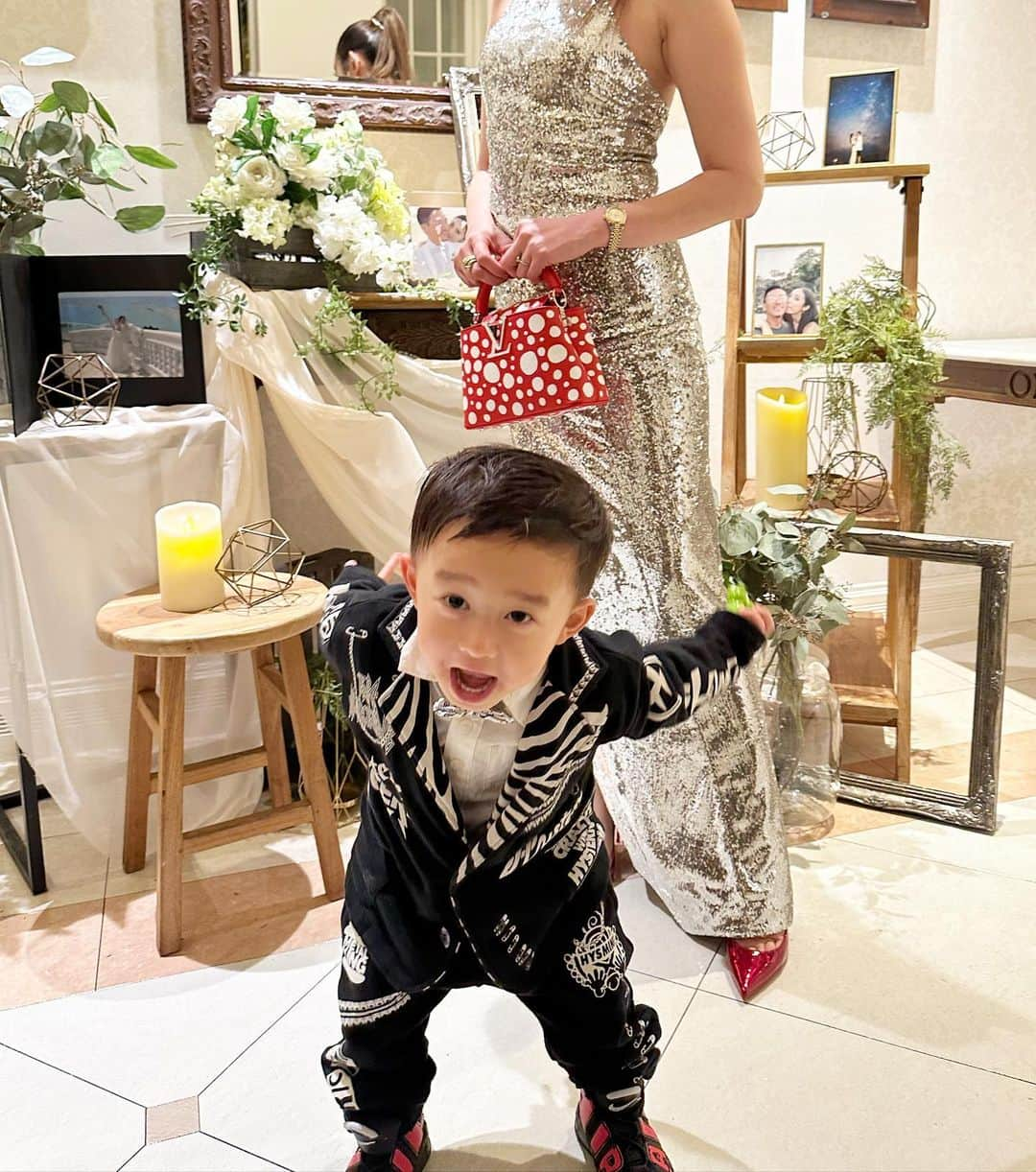 DJ JUICYさんのインスタグラム写真 - (DJ JUICYInstagram)「深々とお辞儀をする息子👶🏻❣️  腰とお尻しか  カメラうつってないょ...😅  いつも笑わせてくれるわ🤣🤣🤣💘  やっぱり将来吉本かな？👀  先日‼️ 大好きな2人の結婚式に行って来ました❤️🙋🏻‍♀️👶🏻❤️  【パリピ】 なお二人だから😆❣️❣️❣️  私は、ミラーボウルをイメージして派手に仕上げたら、、、  台湾歌手にいそうな（ディナーショー）風なコーディネートになりました😂🔥  スパンコールのドレス✴︎ 全く見えないけど offwhiteなんょ、、、😅😅😅 普段から @off____white 好きなので👗これを選んだんだけど、、、  ディナーショーでしょ🤣🤣 ジューシーウォンです🙋🏻‍♀️爆笑  そして‼️ 久々にヒール👠履いて思ったのが...  昔は、ヒールを履いて10時間以上六本木のクラブで暴れてたのが信じられないって心の底から思った🤣🤣🤣🔥  #母と息子  #結婚式コーデ  #パリピのweddingparty #久しぶりにヒールはいた👠  #台湾歌手のジューシーウォンです🤣」4月21日 7時10分 - dj_juicy0912