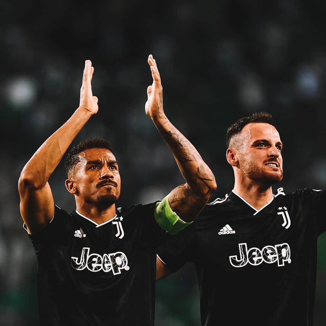 ダニーロ・ルイス・ダ・シウバのインスタグラム：「Uniti e compatti abbiamo conquistato la semifinale! Godiamoci questo momento, ma sempre concentrati sugli obiettivi. Forza Juve 💪🏾🤍🖤  #Dani6 #UEL #FinoallaFine」