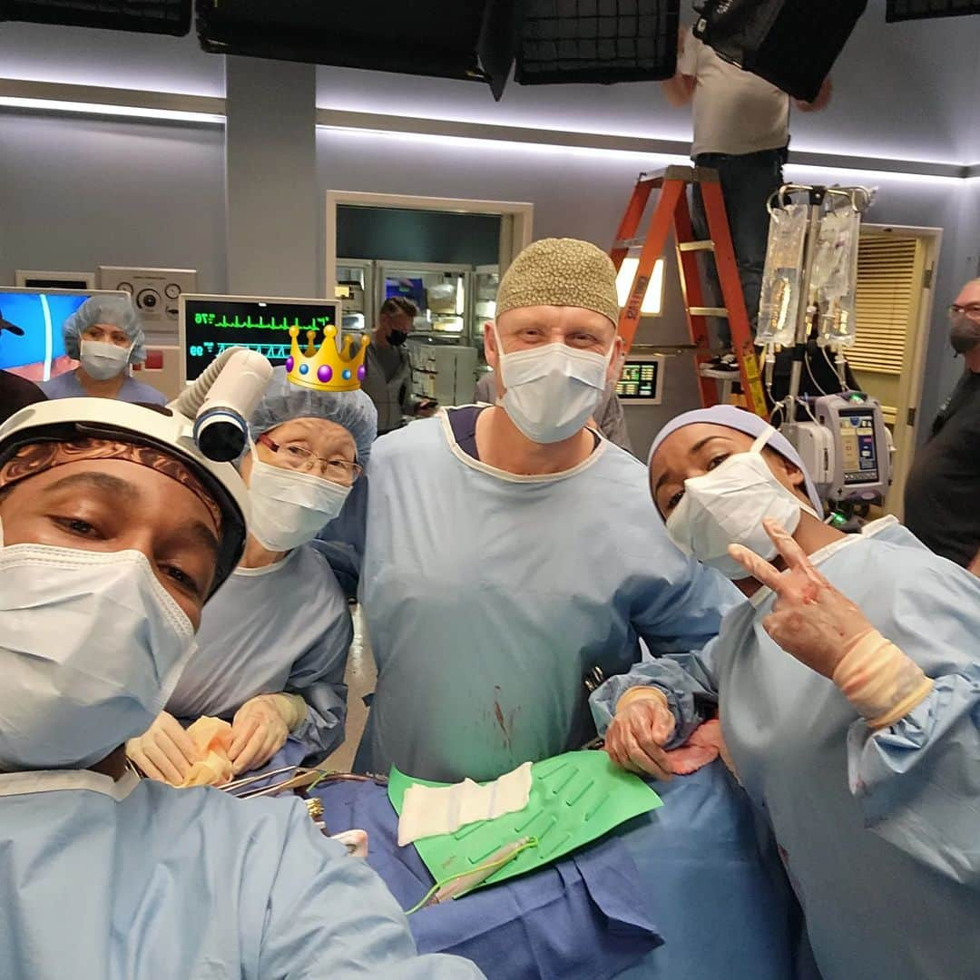 Grey's Anatomyさんのインスタグラム写真 - (Grey's AnatomyInstagram)「All hail Queen Bokhee! 👑  (We were filming tonight's episode here 👍🏾) -Ant」4月21日 7時13分 - greysabc