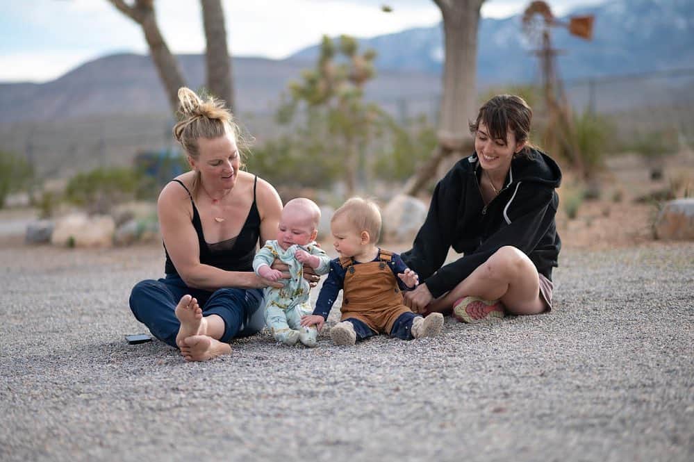 ペイジー・クラッセンのインスタグラム：「Spent a week in the desert with @emilyaharrington @adrianballinger and @aaro.storm and it pretty much melted my brain and heart that we all have babies and they got to play together and we got to climb together. There are about 30 of these photos and in each one, someone is crying or looking away or wrangling or being wrangled. Which is to say, they’re perfectly indicative of family time right now. A chaotic joy sprinkled with some tears.  We’re finding our groove, and it’s messy and we love it ❤️ Thankful to share this journey with these dear friends.  📸 by @arjandekock」