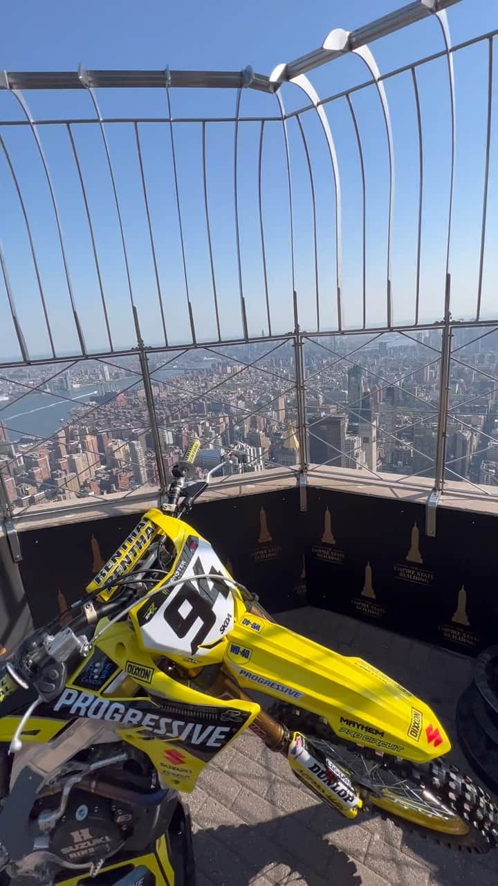 ケン・ロックゼンのインスタグラム：「My bike on the @empirestatebldg 🤩  @supercrosslive @stjude」