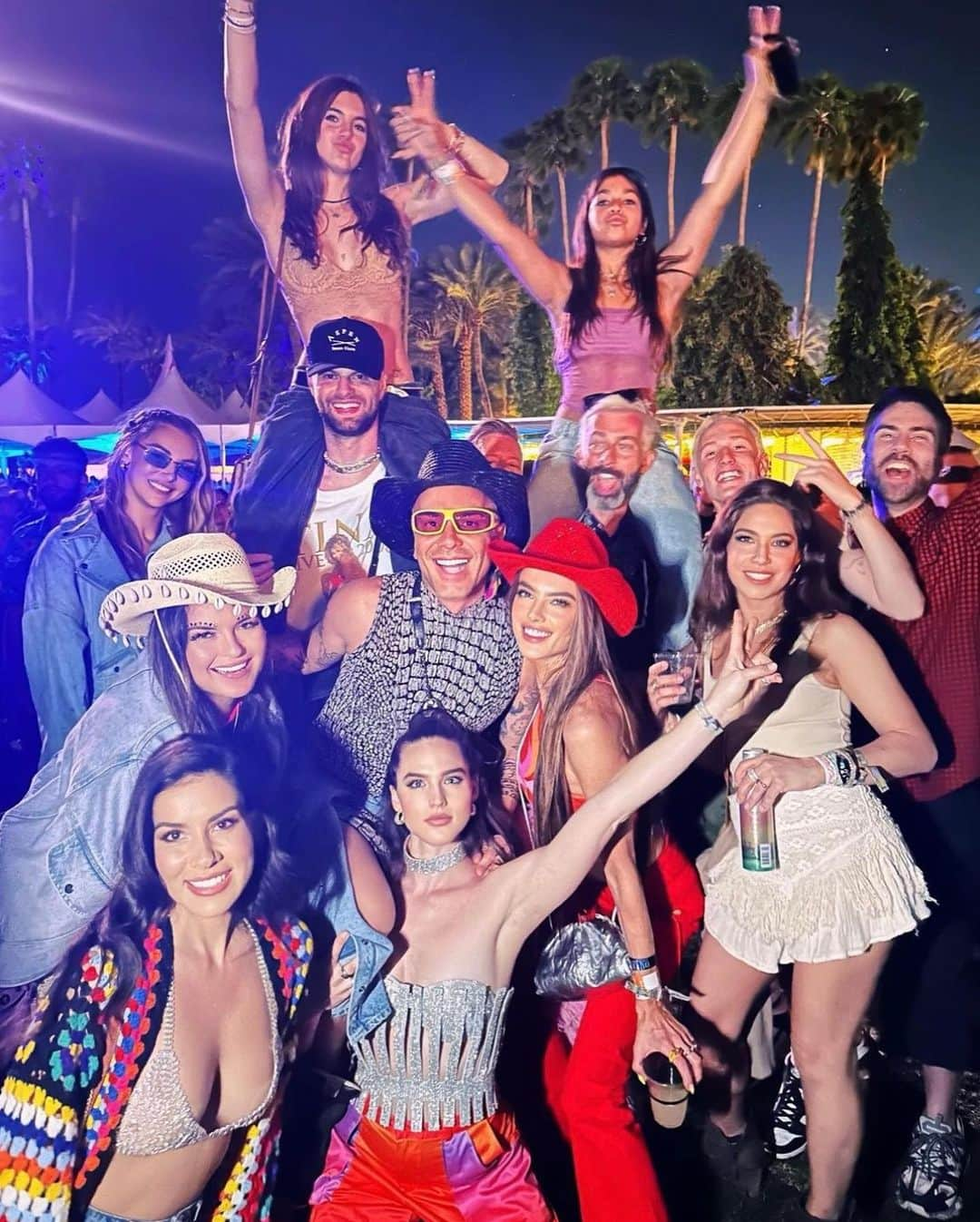 Ludi Delfinoさんのインスタグラム写真 - (Ludi DelfinoInstagram)「Coachella day 3 🎈🎡🎼✌🏼😘 #goodtimes #styledbyjanelle」4月21日 7時22分 - ludidelfino