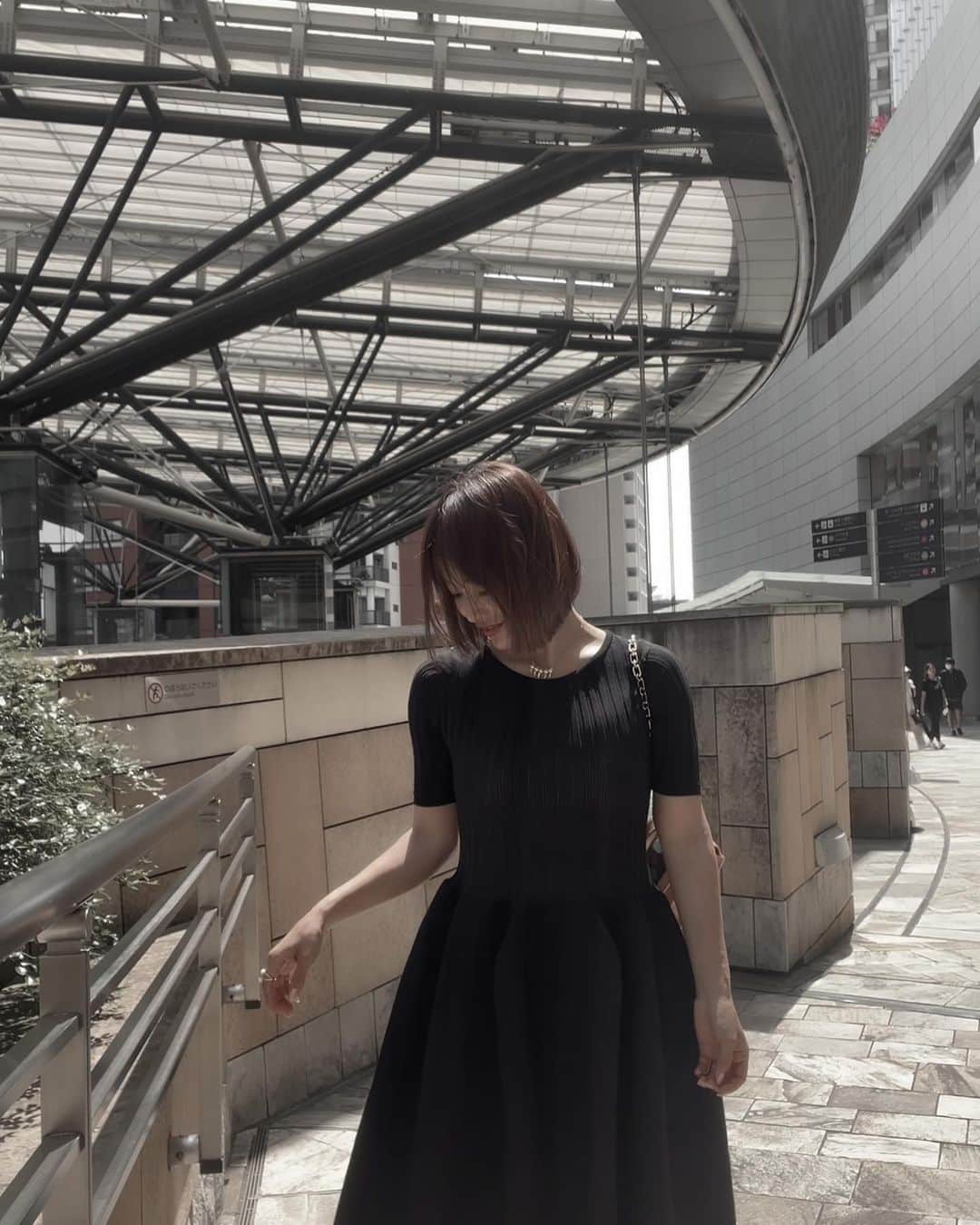 紺谷みえこのインスタグラム：「@cfcl_official  ワンピース  立体感のあるフレアシルエットがたまりません♡洗濯機でのお手入れ可能な速乾素材で、日本のファッションブランドでいち早くB Corpを取得したサスティナブルブランド🍃  ブランドネームは“Clothing For Contemporary Life（現代生活のための衣服）”の頭文字らしい  #CFCL  #シーエフシーエル」