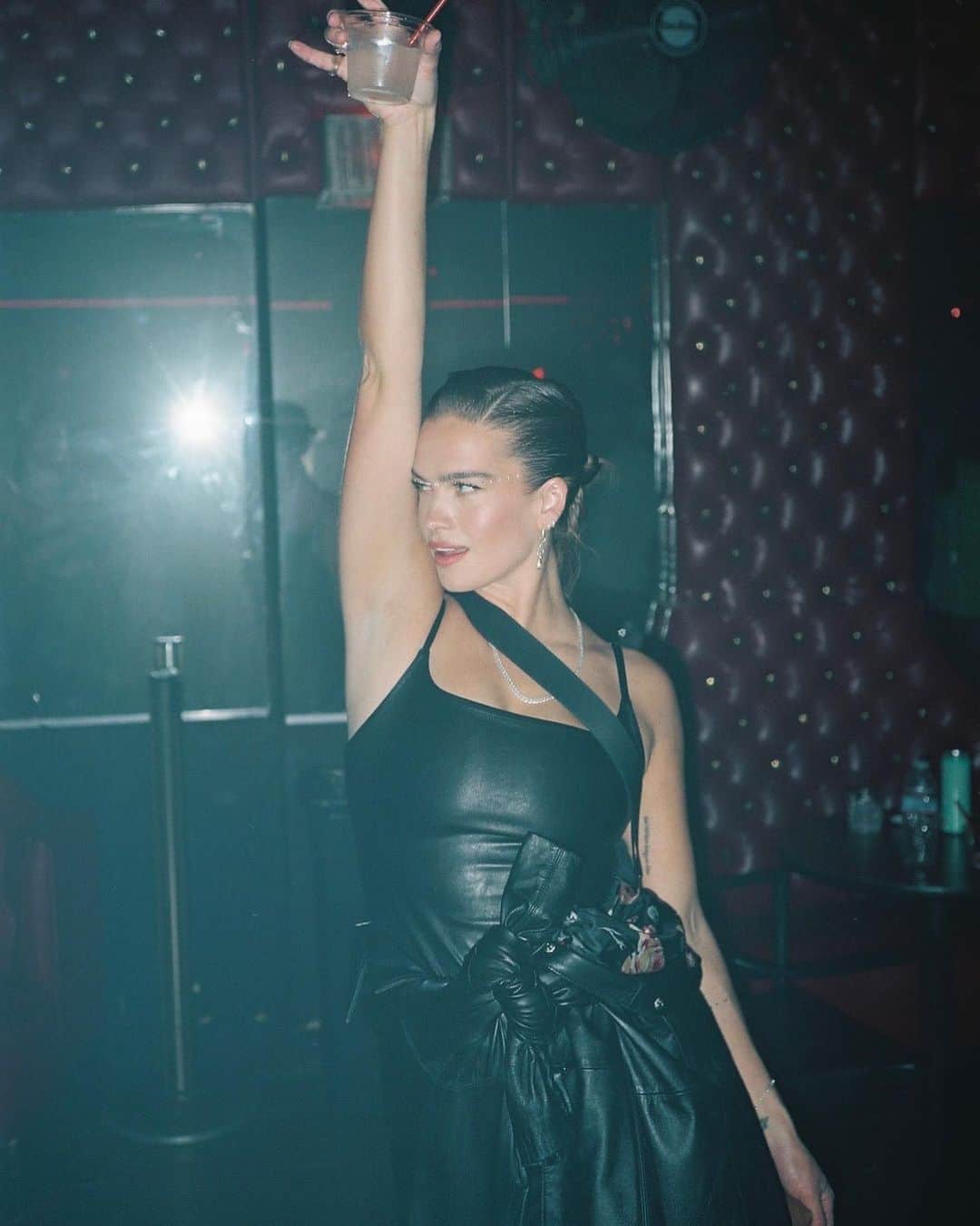 ストーミ・ヘンレイのインスタグラム：「I’ve been having a good timeeee with the people I love 🖤」