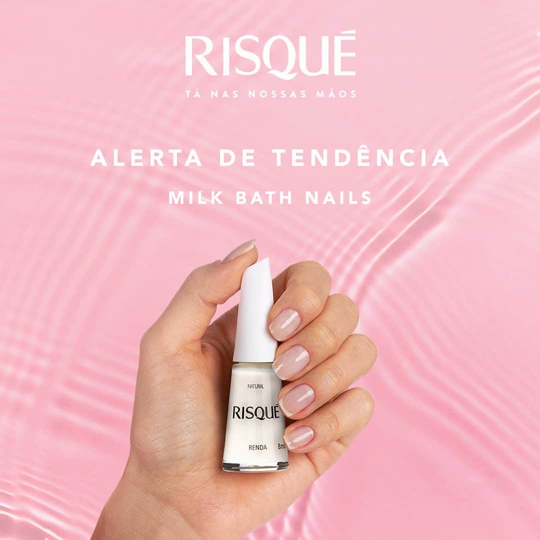 Risqueのインスタグラム：「O nosso clássico queridinho nunca sai de moda e a trend #MilkBathNails é mais um motivo para você apostar no vidrinho Renda. 💅 Afinal, quem não ama unhas neutras e fofas?  Compartilhe as suas unhas inspirada na tendência em #EuQueFizRisqué.  #EsmaltesRisqué #RisquéOficial」