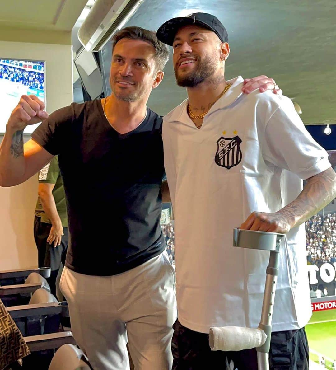 アレッサンドロ・ローザ・ヴィエイラさんのインスタグラム写真 - (アレッサンドロ・ローザ・ヴィエイラInstagram)「Dia de Peixão @santosfc com ele @neymarjr   #Orgulhoquenemtodospodemter 🐳」4月21日 7時31分 - falcao12oficial