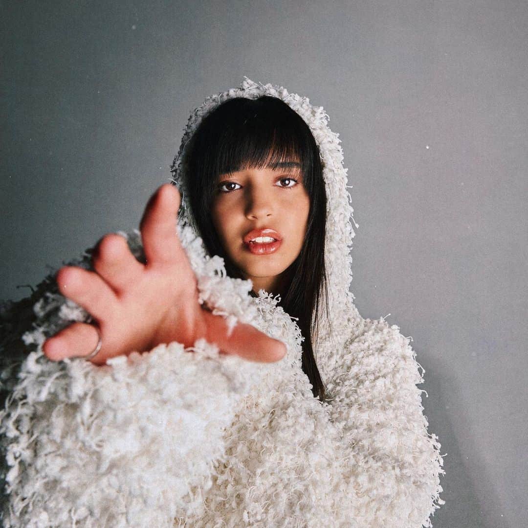 サウンドクラウドのインスタグラム：「Check out @dinaayada on THE LOOKOUT by SoundCloud tonight on @hiphopnation (Channel 44) at 9PM EST. / 6PM PST.  and tomorrow on FEMCEES exclusively on SoundCloud Radio (Channel 724) on the @siriusxm app. #TheLookout #Femcees #SoundCloud #SoundCloudRadio #SiriusXM」