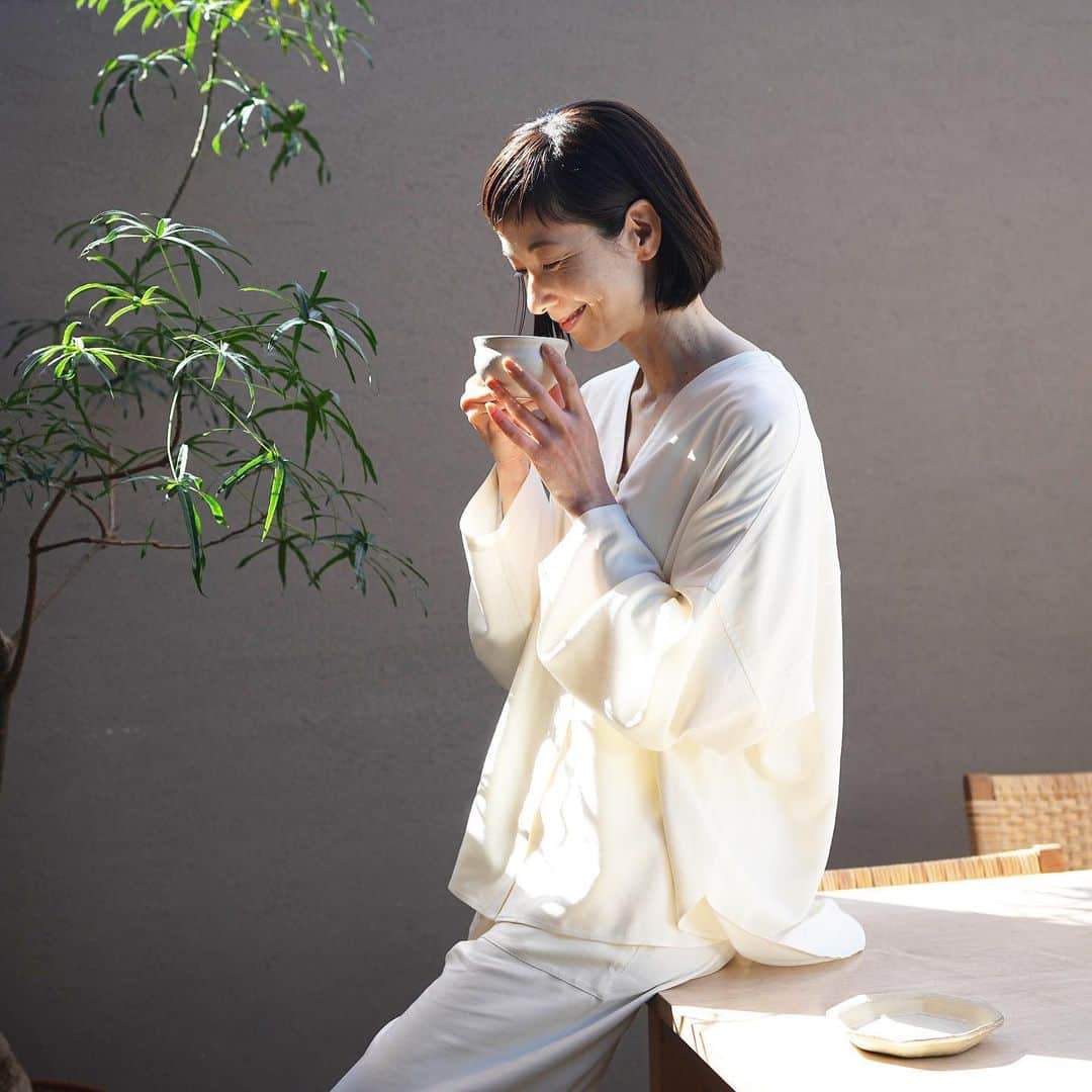 香菜子さんのインスタグラム写真 - (香菜子Instagram)「金沢のISHITAYAさん　@ishitaya_official と 心地よくて カッコいいパジャマを作りました。  ツヤっとした「いわゆるシルク」ではなく、しっとりしたシルクで作られたパジャマはずっと着ていたくなる気持ちよさ。  光があたると大理石の彫刻のような やわらかい透明感。  これは素材の持つチカラと、職人さんの繊細かつ丁寧な縫製の賜物。  パジャマだけでは勿体ないくらい。  なので… 普段着にも取り入れられるデザインにしてみました。  販売はもう少し先ですが まずはお知らせです。 ・ ・ ・ ・ ・ ・ ・ 香菜子さんのデイリーシルクパジャマ、発売決定   ISHITAYA創業100周年を記念し、ナイトウェアだけれど日常の衣服として外出もできるパジャマをモデルの香菜子さんといっしょにつくりました。トップスはドロップショルダーのテールカットでふんわりゆったり、パンツはストンと落ちるシンプルなシルエット。どちらも就寝中のからだを締めつけず、お出掛けの際もカジュアルに着こなすことができます。すべての時間にフィットする香菜子さんのパジャマで、シルクのやさしさに包まれる毎日をお過ごしください。   限定50セット。便利なアーム用ゴムとISHITAYA×KANAKOロゴがプリントされたオリジナルバッグをお付けして、2023年6月2日（金）12:00よりISHITAYA各店および公式オンラインストアにて発売を開始します。どうぞご期待ください。 . . ［香菜子 Kanako］ モデル、イラストレーター、プロダクトブランドのディレクターとして活動。等身大のファッションや自然体のライフスタイルが幅広い年代の女性から支持を集めている。   #100周年 #シルクパジャマ #パジャマ #香菜子 #天然素材 #心地よい暮らし #睡眠 #石田屋 #ガマダン #gamadan #石田屋犀川店 #ishitaya #金沢 #石川」4月21日 7時43分 - kanako.lotaproduct