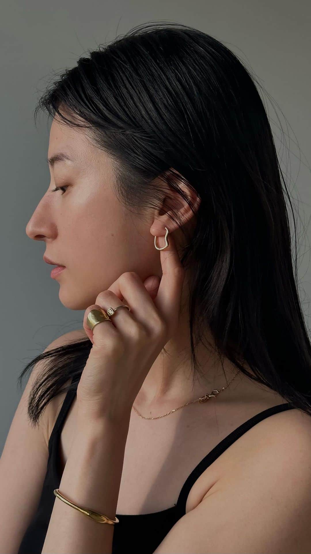 clane_officialのインスタグラム：「■NEW ARRIVAL アクセサリーブランド「TEN.(テン)」とのコラボレーションアイテム第二弾が本日4月21日(金)より発売スタート！  ✔︎TEN.×CLANE PUFF CHAIN NECKLACE シルバー/¥37,400/素材:シルバー925  ミックス/¥40,700/素材:シルバー925,シルバー925に18KGP  ✔︎TEN.×CLANE PIN CABLE CHAIN NECKLACE シルバー/¥25,300/素材:シルバー925 ゴールド/¥33,000/素材:シルバー925に18KGP  ✔︎TEN.×CLANE EAR COMBI AMPLE RING シルバー/¥14,850/素材:シルバー925 ゴールド/¥17,600/素材:シルバー925に18KGP  ✔︎TEN.×CLANE CASHEW PIERCE シルバー/¥15,400/素材:シルバー925 ゴールド/¥18,150/素材:シルバー925に18KGP  ✔︎ TEN.×CLANE KNOLL BANGLE シルバー/¥23,100/素材:シルバー925 ゴールド/¥26,950/素材:シルバー925に18KGP  ※金額は税込です。 ※コラボレーションアイテムをご購入いただいた方にはコラボレーションステッカーのプレゼント&コラボ限定BOXでお渡しさせていただきます。  #CLANE #TEN_CLANE #ten_accessory #コラボレーション」