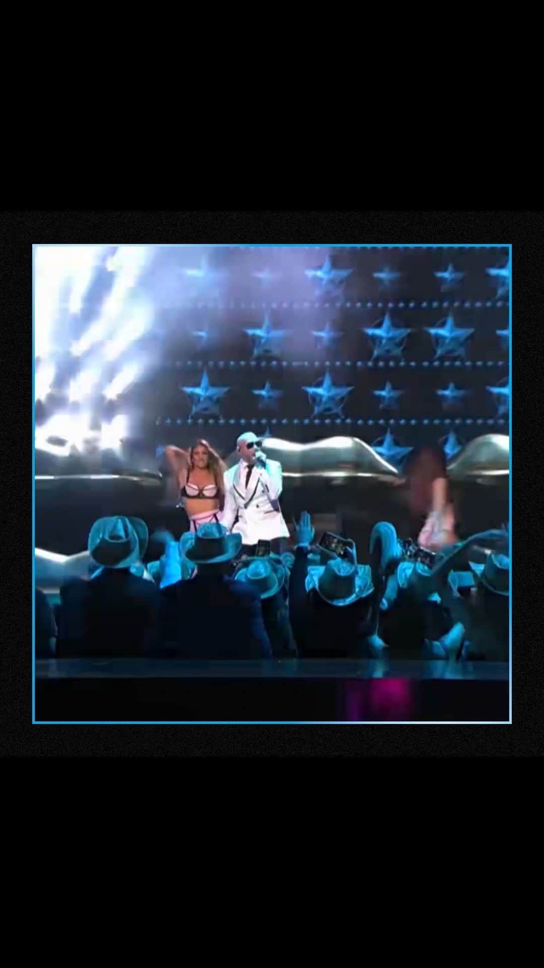 ピットブルのインスタグラム：「Tonight is the night! Watch me perform at the @latinamas 6P/7C live on @univision, @univisionpremios, & @galavision. Daleee! @omarcourtz @liljon @vikinamusic @mr305inc」