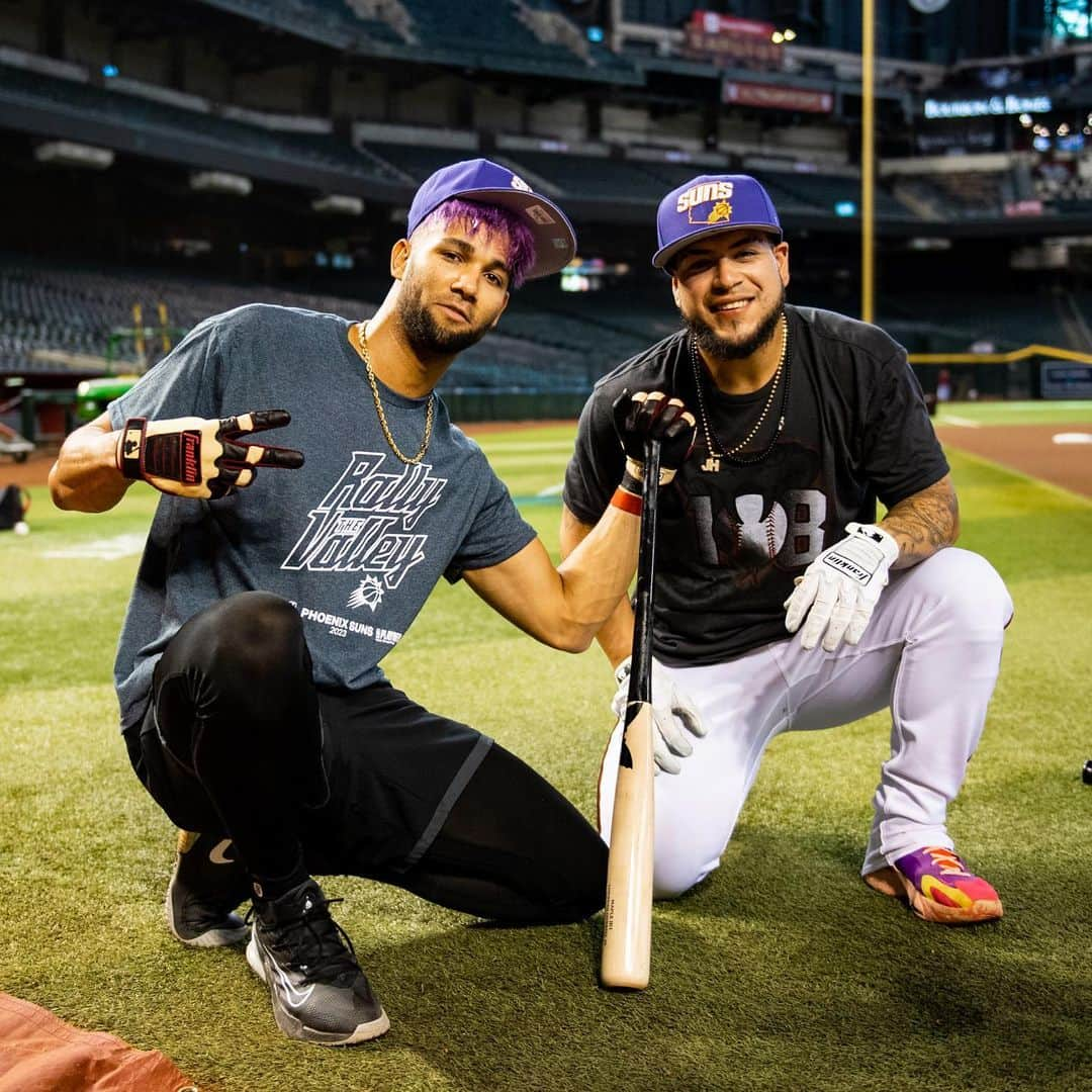 アリゾナ・ダイヤモンドバックスさんのインスタグラム写真 - (アリゾナ・ダイヤモンドバックスInstagram)「Showing love for our @suns. Let’s #RallyTheValley tonight!! 🧡💜」4月21日 7時49分 - dbacks