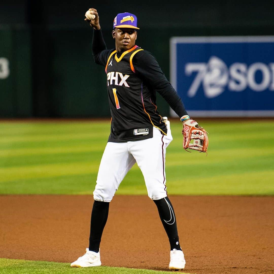 アリゾナ・ダイヤモンドバックスさんのインスタグラム写真 - (アリゾナ・ダイヤモンドバックスInstagram)「Showing love for our @suns. Let’s #RallyTheValley tonight!! 🧡💜」4月21日 7時49分 - dbacks