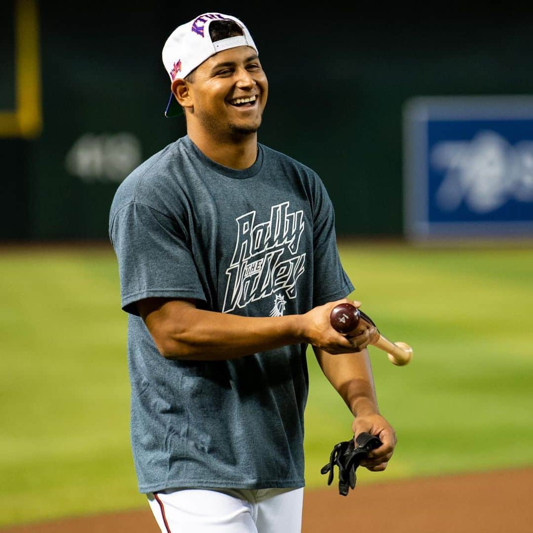 アリゾナ・ダイヤモンドバックスさんのインスタグラム写真 - (アリゾナ・ダイヤモンドバックスInstagram)「Showing love for our @suns. Let’s #RallyTheValley tonight!! 🧡💜」4月21日 7時49分 - dbacks