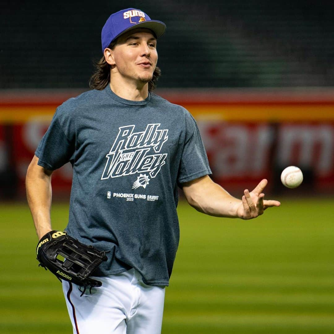 アリゾナ・ダイヤモンドバックスさんのインスタグラム写真 - (アリゾナ・ダイヤモンドバックスInstagram)「Showing love for our @suns. Let’s #RallyTheValley tonight!! 🧡💜」4月21日 7時49分 - dbacks