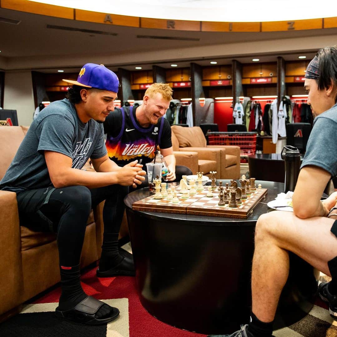 アリゾナ・ダイヤモンドバックスさんのインスタグラム写真 - (アリゾナ・ダイヤモンドバックスInstagram)「Showing love for our @suns. Let’s #RallyTheValley tonight!! 🧡💜」4月21日 7時49分 - dbacks