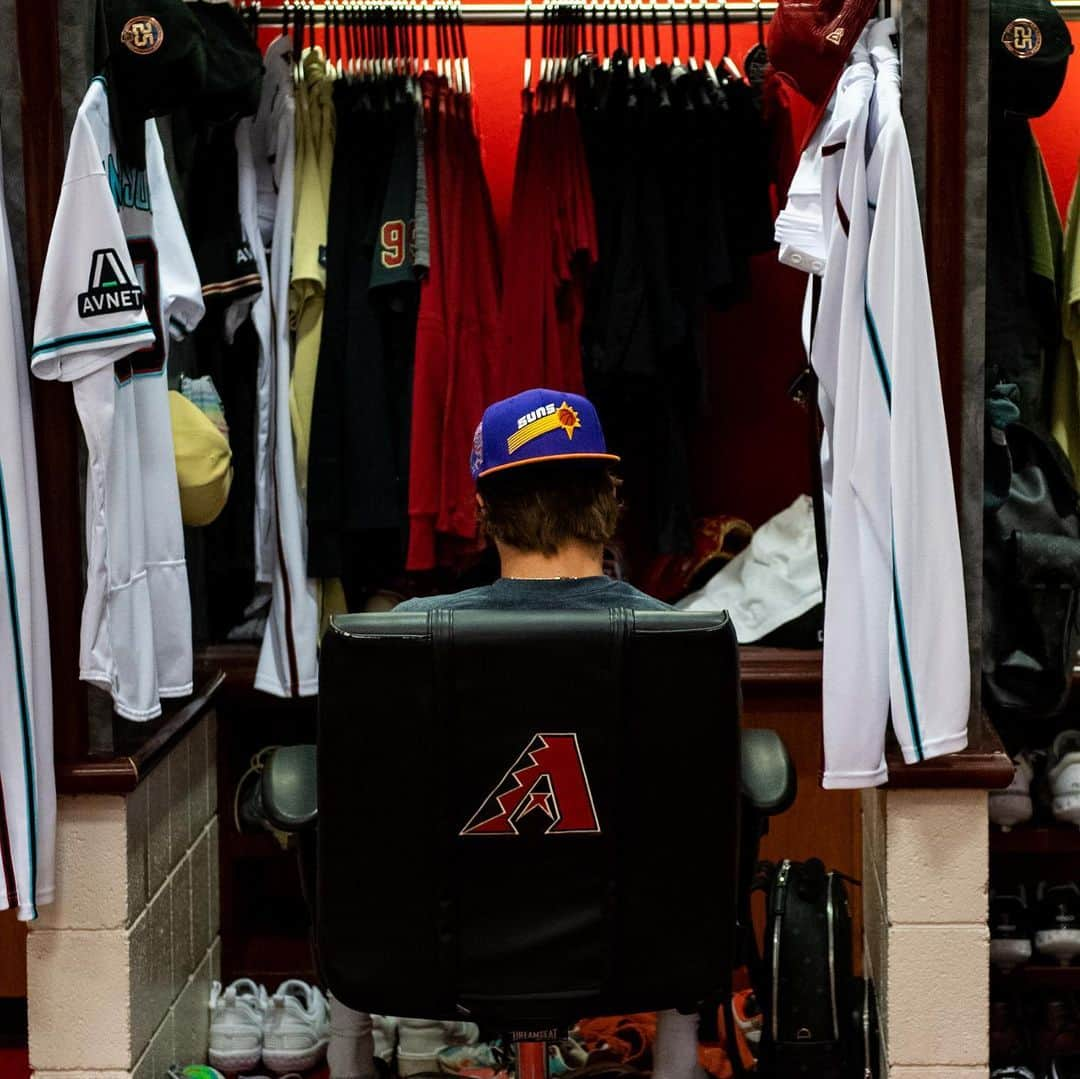 アリゾナ・ダイヤモンドバックスさんのインスタグラム写真 - (アリゾナ・ダイヤモンドバックスInstagram)「Showing love for our @suns. Let’s #RallyTheValley tonight!! 🧡💜」4月21日 7時49分 - dbacks