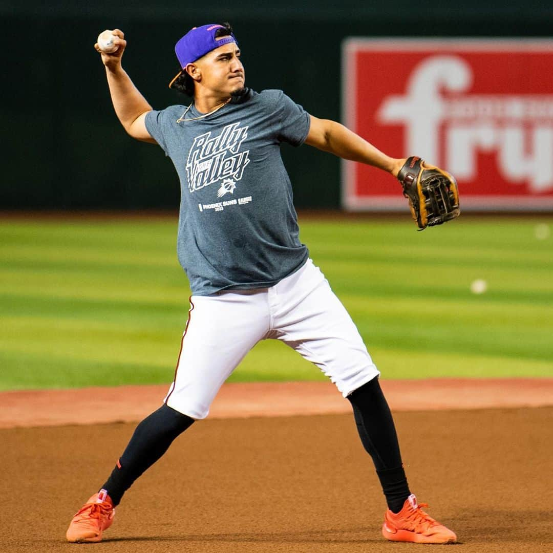 アリゾナ・ダイヤモンドバックスさんのインスタグラム写真 - (アリゾナ・ダイヤモンドバックスInstagram)「Showing love for our @suns. Let’s #RallyTheValley tonight!! 🧡💜」4月21日 7時49分 - dbacks