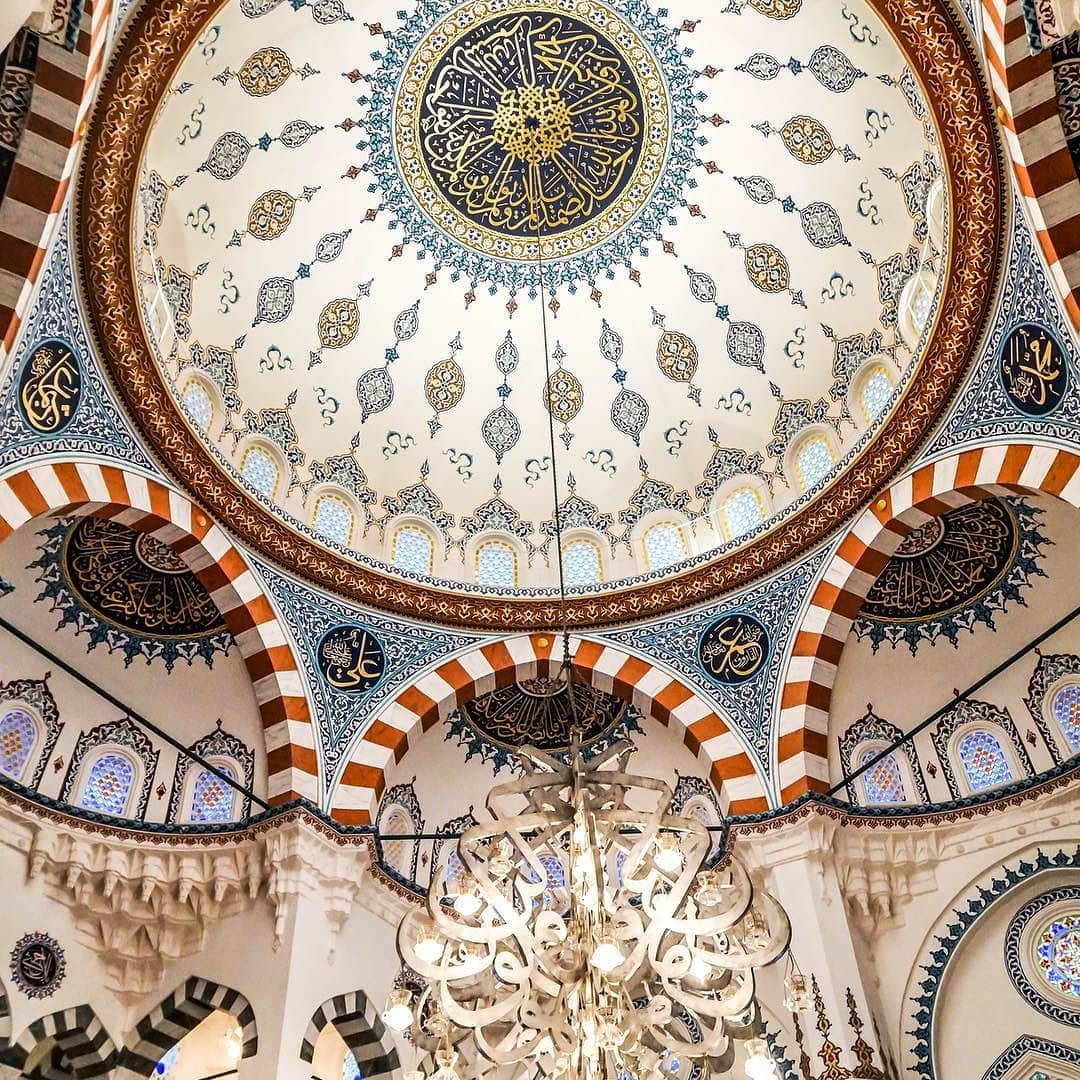 のインスタグラム：「May the joy and abundance of Eid remind us to practice gratitude as we celebrate the end of Ramadan today!  The beautiful Tokyo Camii, Japan's largest mosque, is worth visiting and is within walking distance of Park Hyatt Tokyo.  Eid Mubarak, everyone!  ホテルから徒歩圏内にある美しいイスラム寺院「東京ジャーミイ」をご存じですか。ラマダンが明ける今日は、皆様に“Eid Mubarak（イード ムバラク）”を贈ります！  Share your own images with us by tagging @parkhyatttokyo  —————————————————————  #parkhyatttokyo #luxuryispersonal #discoverjapan #neighborhood #mosque #culture #shinjuku #eidmubarak #パークハイアット東京 #東京散策 #建築物 #モスク #東京ジャーミィ @tokyocamii」