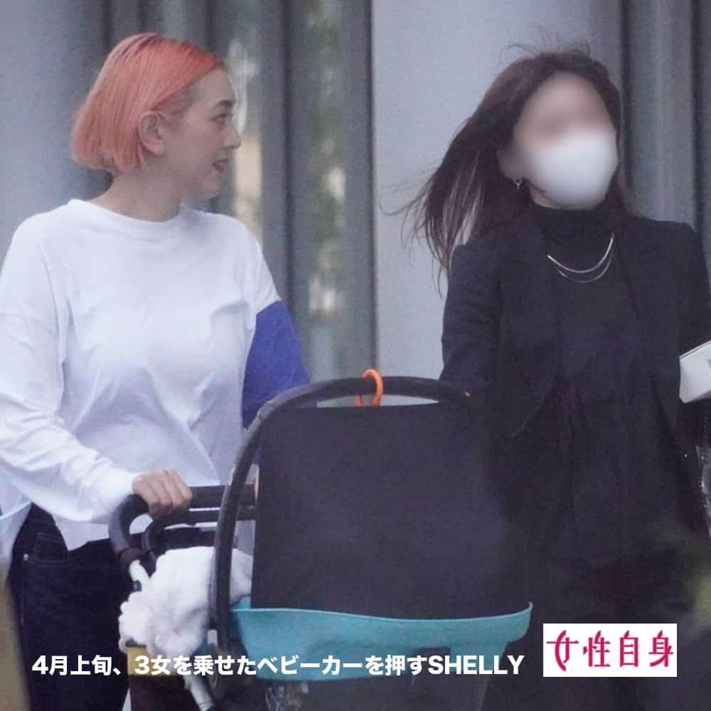 女性自身 (光文社)さんのインスタグラム写真 - (女性自身 (光文社)Instagram)「📣SHELLY「自分と同じ」末っ子三女と…“寸暇を惜しむ”ベビーカー散歩を目撃 --- 初々しい新社会人たちが行き交う4月上旬の昼下がり、ピンク色の髪をなびかせて歩くママの姿があった。 昨年10月に第3子を出産したばかりのタレントのSHELLY（38）だ。知人らしき女性といっしょで、赤ちゃんをのせたベビーカーを押していた。 「SHELLYさんは2014年にテレビ番組制作のスタッフと結婚。2人の女の子をもうけたものの、2019年に離婚しました。 その後、カメラマンと事実婚生活をスタートし、第3子となる女の子に恵まれたのです。彼女は自宅での水中出産を計画していましたが、元気な赤ちゃんのようで、産気づいたと思ったら、プールにお湯をはる暇もないうちに無事に産まれてきたのだとか」（芸能関係者） --- ▶続きは @joseijisin のリンクで【WEB女性自身】へ ▶ストーリーズで、スクープダイジェスト公開中📸 ▶投稿の続報は @joseijisin をフォロー＆チェック💥 --- #SHELLY #ママ #ピンク髪 #ピンクヘアー #ヘアカラー #ママ #ベビーカー #赤ちゃん #事実婚 #カメラマン #水中出産 #出産 #ホテル #MC #YouTube #性教育 #ママタレント #女性自身」4月21日 8時00分 - joseijisin